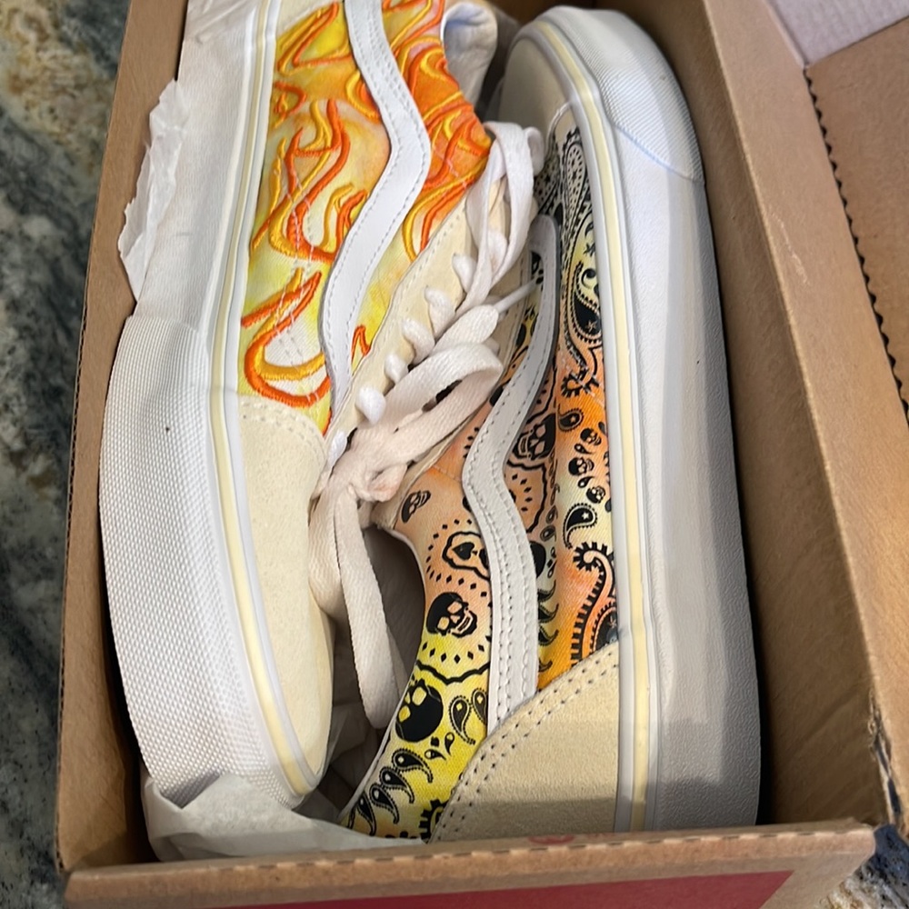 Vans ( Bandana Flame ) Tidy/Orange Sneakers Off the Wall NWB - Picture 8 of 8